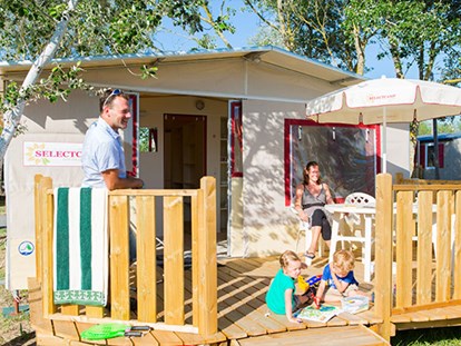 Luxury camping - Preisniveau: exklusiv - Hérault - Camping Les Méditerranées - Beach Garden - Vacanceselect Lodgezelt 4/5 Pers 2 Zimmer BZ von Vacanceselect auf Camping Les Méditerranées - Beach Garden