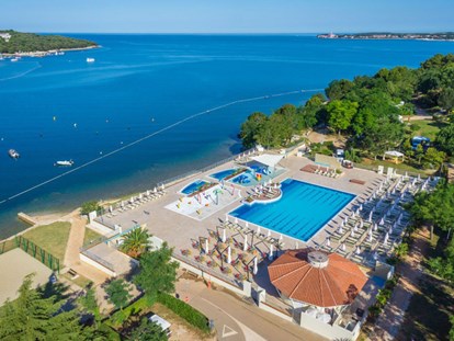 Luxuscamping - Preisniveau: exklusiv - Kroatien - Camping Lanterna - Vacanceselect Mobilheim Moda 5/6 Personen 2 Zimmer Klimaanlage von Vacanceselect auf Camping Lanterna