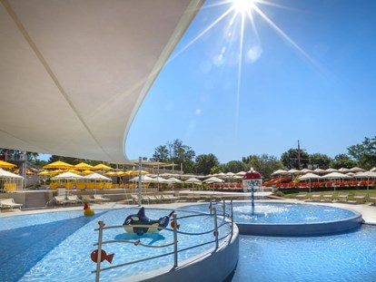 Luxury camping - Kochmöglichkeit - Istria - Camping Lanterna - Vacanceselect Mobilheim Moda 5/6 Personen 2 Zimmer Klimaanlage von Vacanceselect auf Camping Lanterna