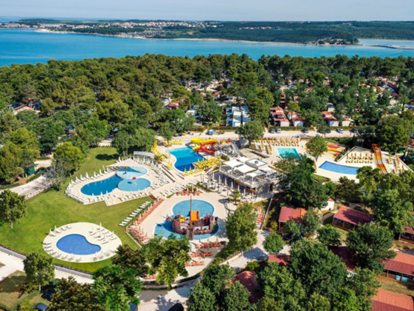 Luxury camping - Kochutensilien - Croatia - Camping Lanterna - Vacanceselect Mobilheim Moda 6 Personen 3 Zimmer Klimaanlage von Vacanceselect auf Camping Lanterna