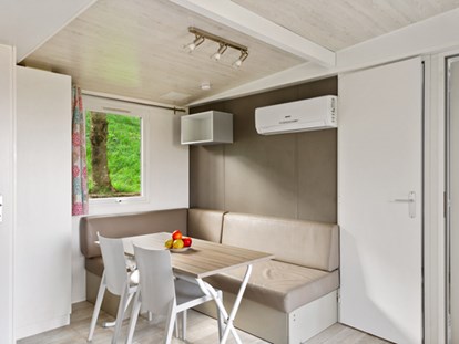 Luxury camping - getrennte Schlafbereiche - Gardasee - Camping Eden - Vacanceselect Mobilheim Moda 5/7 Pers 2 Zimmer AC mit Aussicht von Vacanceselect auf Camping Eden