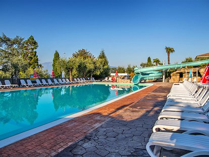 Luxury camping - Dusche - Italy - Camping Eden - Vacanceselect Mobilheim Moda 5/7 Pers 2 Zimmer AC mit Aussicht von Vacanceselect auf Camping Eden