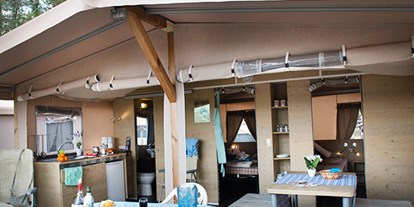 Luxury camping - Parkplatz bei Unterkunft - Gardasee - Camping Bella Italia - Vacanceselect Lodgezelt Deluxe 5/6 Personen 2 Zimmer Badezimmer von Vacanceselect auf Camping Bella Italia