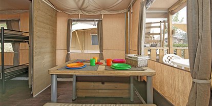 Luxuscamping - Art der Unterkunft: Lodgezelt - Peschiera del Garda - Camping Bella Italia - Vacanceselect Lodgezelt Deluxe 5/6 Personen 2 Zimmer Badezimmer von Vacanceselect auf Camping Bella Italia