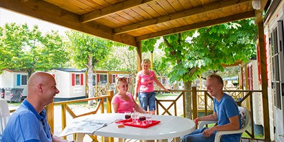Luxury camping - Kaffeemaschine - Gardasee - Camping Bella Italia - Vacanceselect Mobilheim Moda 5/6 Personen 2 Zimmer Klimaanlage von Vacanceselect auf Camping Bella Italia