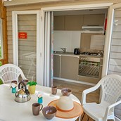 Glamping accommodation - Mobilheim Moda 4/5 Personen 2 Zimmer Klimaanlage von Vacanceselect auf Camping Cisano & San Vito