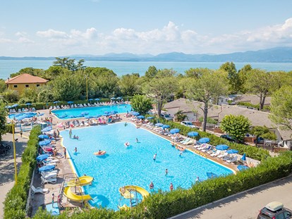 Luxuscamping - Gardasee - Verona - Camping Cisano & San Vito - Vacanceselect Mobilheim Moda 4/5 Personen 2 Zimmer Klimaanlage von Vacanceselect auf Camping Cisano & San Vito