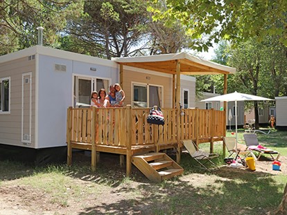 Luxury camping - Dusche - Gardasee - Camping Cisano & San Vito - Vacanceselect Mobilheim Moda 6 Personen 3 Zimmer Klimaanlage von Vacanceselect auf Camping Cisano & San Vito
