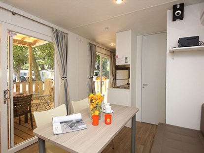 Luxury camping - Preisniveau: exklusiv - Gardasee - Camping Cisano & San Vito - Vacanceselect Mobilheim Moda 6 Personen 3 Zimmer Klimaanlage von Vacanceselect auf Camping Cisano & San Vito