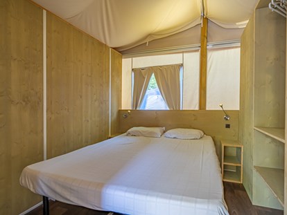 Luxury camping - Parkplatz bei Unterkunft - Cavallino - Camping Marina di Venezia - Vacanceselect Lodgezelt Deluxe 5/6 Personen 2 Zimmer Badezimmer von Vacanceselect auf Camping Marina di Venezia