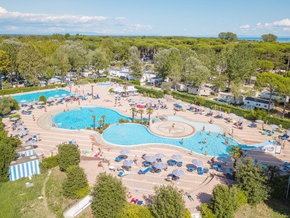 Luxury camping - Dusche - Italy - Camping Laguna Village - Vacanceselect Airlodge 4 Personen 2 Zimmer Badezimmer von Vacanceselect auf Camping Laguna Village