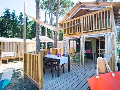 Luxuscamping - Terrasse - Caorle - Camping Laguna Village - Vacanceselect Airlodge 4 Personen 2 Zimmer Badezimmer von Vacanceselect auf Camping Laguna Village