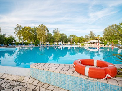 Luxury camping - Dusche - Italy - Camping Laguna Village - Vacanceselect Airlodge 4 Personen 2 Zimmer Badezimmer von Vacanceselect auf Camping Laguna Village