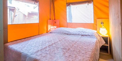 Luxuscamping - Kochutensilien - Kroatien - Camping Bi Village - Vacanceselect Safarizelt 6 Personen 3 Zimmer Badezimmer von Vacanceselect auf Camping Bi Village
