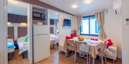 Luxury camping - Kochutensilien - Istria - Camping Bi Village - Vacanceselect Mobilheim Moda 6 Pers 3 Zimmer Klimaanlage Geschirrspüler von Vacanceselect auf Camping Bi Village