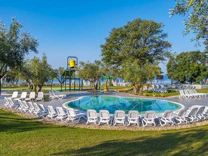 Luxury camping - Parkplatz bei Unterkunft - Istria - Camping Polari - Vacanceselect Safarizelt 6 Personen 3 Zimmer Badezimmer von Vacanceselect auf Camping Polari