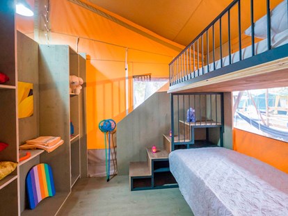 Luxuscamping - Dusche - Kroatien - Camping Polari - Vacanceselect Safarizelt 6 Personen 3 Zimmer Badezimmer von Vacanceselect auf Camping Polari
