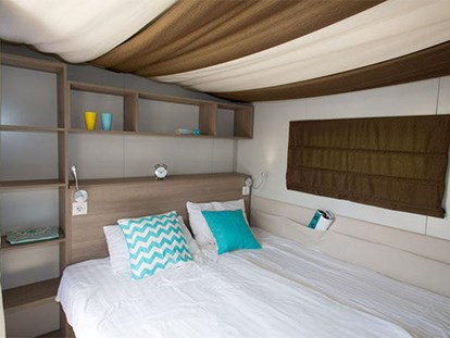 Luxuscamping - Venetien - Camping Mare Pineta - Vacanceselect Hybridlodge Clever 4/5 Personen 2 Zimmer Badezimmer von Vacanceselect auf Camping Mare Pineta
