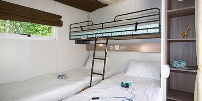 Luxuscamping - Gorizia - Trieste - Camping Mare Pineta - Vacanceselect Hybridlodge Clever 4/5 Personen 2 Zimmer Badezimmer von Vacanceselect auf Camping Mare Pineta