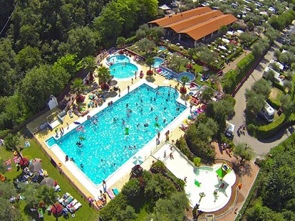 Luxury camping - Kühlschrank - Gardasee - Verona - Camping Weekend - Vacanceselect Lodgezelt Deluxe 5/6 Personen 2 Zimmer Badezimmer von Vacanceselect auf Camping Weekend