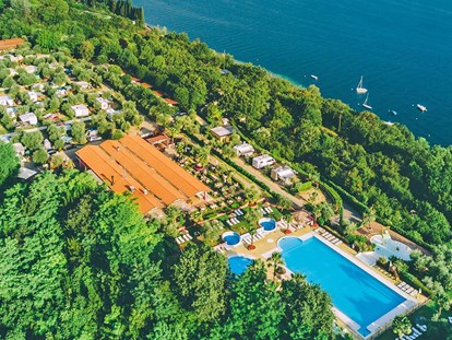 Luxuscamping - Gardasee - Verona - Camping Weekend - Vacanceselect Lodgezelt Deluxe 5/6 Personen 2 Zimmer Badezimmer von Vacanceselect auf Camping Weekend