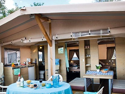 Luxury camping - Terrasse - Lombardy - Camping Weekend - Vacanceselect Lodgezelt Deluxe 5/6 Personen 2 Zimmer Badezimmer von Vacanceselect auf Camping Weekend