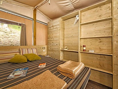 Luxury camping - Dusche - Gardasee - Camping Weekend - Vacanceselect Lodgezelt Deluxe 5/6 Personen 2 Zimmer Badezimmer von Vacanceselect auf Camping Weekend
