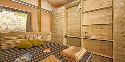 Luxuscamping - WC - Gardasee - Camping Weekend - Vacanceselect Lodgezelt Deluxe 5/6 Personen 2 Zimmer Badezimmer von Vacanceselect auf Camping Weekend