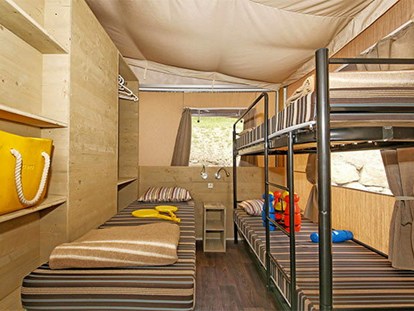 Luxuscamping - getrennte Schlafbereiche - Italien - Camping Weekend - Vacanceselect Lodgezelt Deluxe 5/6 Personen 2 Zimmer Badezimmer von Vacanceselect auf Camping Weekend