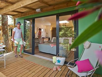 Luxuscamping - Terrasse - Lombardei - Camping Weekend - Vacanceselect Cubesuite 2/3 Personen von Vacanceselect auf Camping Weekend