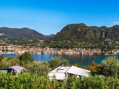 Luxuscamping - Gardasee - Verona - Camping Weekend - Vacanceselect Airlodge 4 Personen 2 Zimmer Badezimmer von Vacanceselect auf Camping Weekend