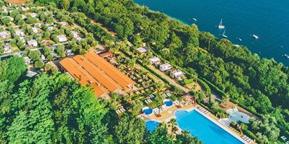 Luxuscamping - WC - Gardasee - Camping Weekend - Vacanceselect Airlodge 4 Personen 2 Zimmer Badezimmer von Vacanceselect auf Camping Weekend