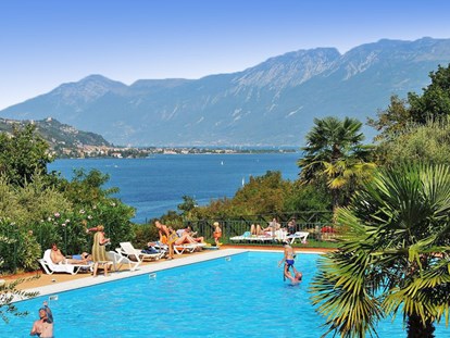 Luxury camping - Gardasee - Verona - Camping Weekend - Vacanceselect Airlodge 4 Personen 2 Zimmer Badezimmer von Vacanceselect auf Camping Weekend