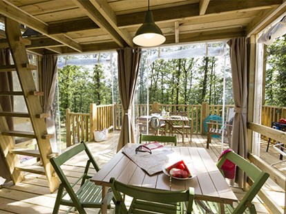 Luxury camping - getrennte Schlafbereiche - Gardasee - Camping Weekend - Vacanceselect Airlodge 4 Personen 2 Zimmer Badezimmer von Vacanceselect auf Camping Weekend