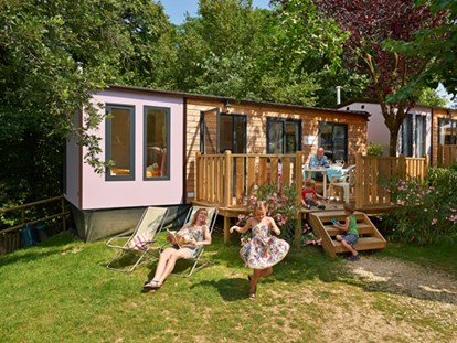 Luxury camping - Gartenmöbel - Gardasee - Camping Weekend - Vacanceselect Mobilheim Moda 5/6 Personen 2 Zimmer Klimaanlage von Vacanceselect auf Camping Weekend