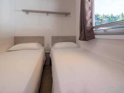 Luxury camping - Kochutensilien - Catalonia - Camping Kim's - Vacanceselect Mobilheim Moda 6 Personen 3 Zimmer Klimaanlage von Vacanceselect auf Camping Kim's