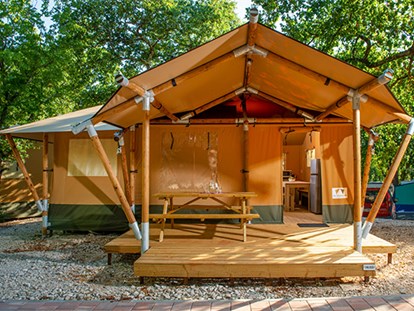 Luxury camping - Kochmöglichkeit - Istria - Camping Aminess Maravea Camping Resort - Vacanceselect Safarizelt XL 4/6 Pers 3 Zimmer Badezimer von Vacanceselect auf Camping Aminess Maravea Camping Resort