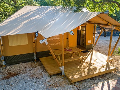 Luxury camping - Dusche - Croatia - Camping Aminess Maravea Camping Resort - Vacanceselect Safarizelt XL 4/6 Pers 3 Zimmer Badezimer von Vacanceselect auf Camping Aminess Maravea Camping Resort