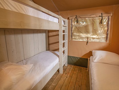 Luxury camping - Terrasse - Croatia - Camping Aminess Maravea Camping Resort - Vacanceselect Safarizelt XL 4/6 Pers 3 Zimmer Badezimer von Vacanceselect auf Camping Aminess Maravea Camping Resort
