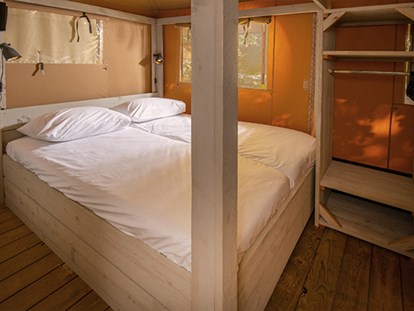 Luxury camping - Kühlschrank - Istria - Camping Aminess Maravea Camping Resort - Vacanceselect Safarizelt XL 4/6 Pers 3 Zimmer Badezimer von Vacanceselect auf Camping Aminess Maravea Camping Resort