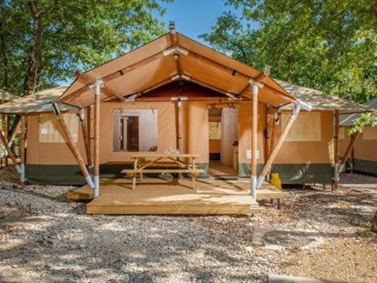 Luxury camping - Kochmöglichkeit - Istria - Camping Aminess Maravea Camping Resort - Vacanceselect Safarizelt XXL 4/6 Pers 3 Zimmer BZ von Vacanceselect auf Camping Aminess Maravea Camping Resort