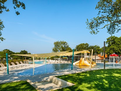 Luxuscamping - Dusche - Kroatien - Camping Aminess Maravea Camping Resort - Vacanceselect Safarizelt XXL 4/6 Pers 3 Zimmer BZ von Vacanceselect auf Camping Aminess Maravea Camping Resort