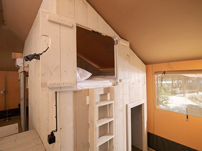 Luxury camping - getrennte Schlafbereiche - Croatia - Camping Aminess Maravea Camping Resort - Vacanceselect Safarizelt XXL 4/6 Pers 3 Zimmer BZ von Vacanceselect auf Camping Aminess Maravea Camping Resort