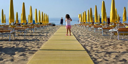 Luxuscamping - Italien - Camping Romagna Village - Vacanceselect Airlodge 4 Personen 2 Zimmer Badezimmer von Vacanceselect auf Camping Romagna Village