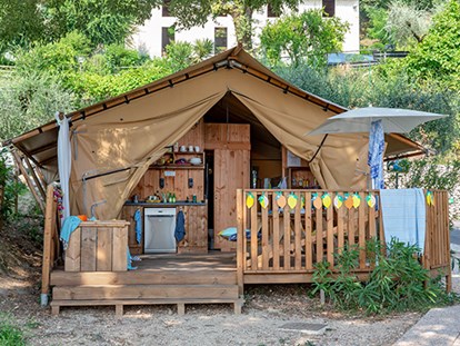 Luxury camping - Parkplatz bei Unterkunft - Gardasee - Camping La Rocca - Vacanceselect Safarizelt 4 Personen 2 Zimmer Badezimmer  von Vacanceselect auf Camping La Rocca