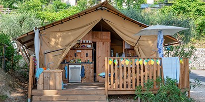 Luxuscamping - Gardasee - Camping La Rocca - Vacanceselect Safarizelt 4 Personen 2 Zimmer Badezimmer  von Vacanceselect auf Camping La Rocca