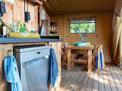 Luxury camping - Gartenmöbel - Gardasee - Camping La Rocca - Vacanceselect Safarizelt 4 Personen 2 Zimmer Badezimmer  von Vacanceselect auf Camping La Rocca