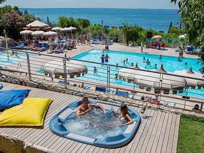 Luxury camping - Grill - Italy - Camping La Rocca - Vacanceselect Safarizelt 4 Personen 2 Zimmer Badezimmer  von Vacanceselect auf Camping La Rocca