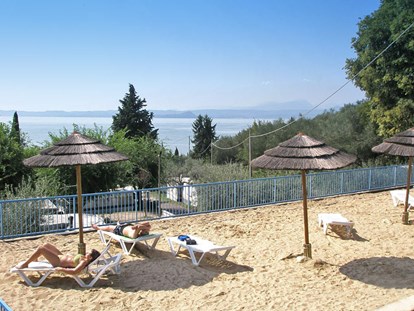 Luxuscamping - Sonnenliegen - Gardasee - Verona - Camping La Rocca - Vacanceselect Safarizelt 4 Personen 2 Zimmer Badezimmer  von Vacanceselect auf Camping La Rocca