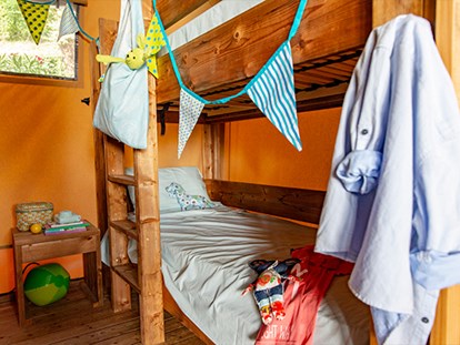 Luxuscamping - Art der Unterkunft: Safari-Zelt - Gardasee - Camping La Rocca - Vacanceselect Safarizelt 4 Personen 2 Zimmer Badezimmer  von Vacanceselect auf Camping La Rocca